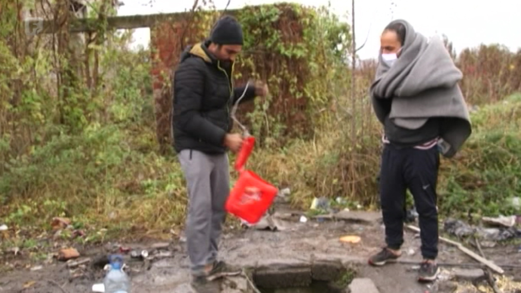 Migranti u improviziranim kampovima piju nehigijensku vodu iz šahtova